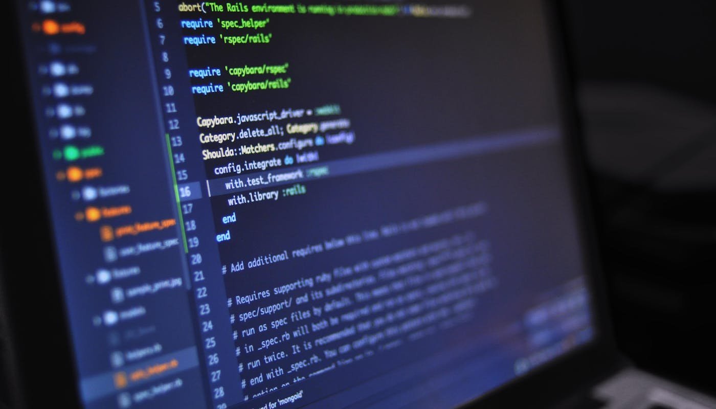 Código em ecrã de desenvolvedor — instalación técnica do Meta Pixel e Conversion API en el sitio de um concesionario de coches usados