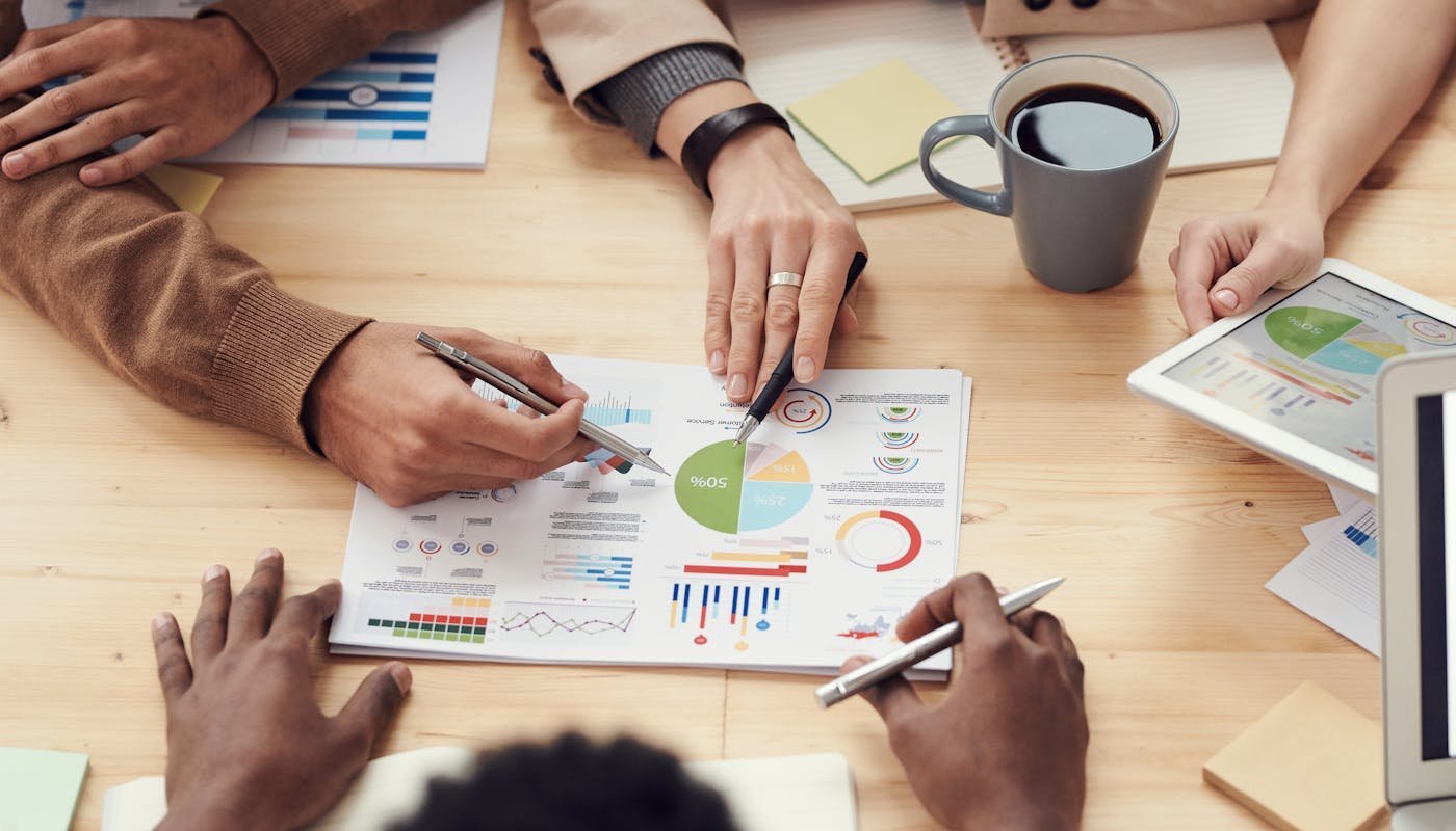 Equipo de marketing a analizar dashboards de performance — estrategia de remarketing para recuperar visitantes del sitio del concesionario de coches usados